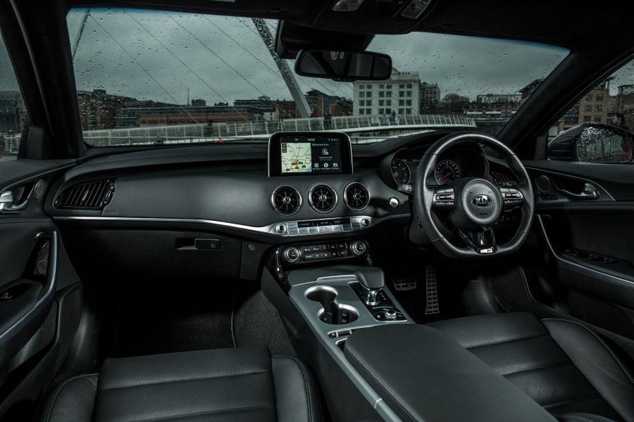 Торпедо Kia Stinger GT-Line S (CK) 2017 года  (UK) (фото 24 из 41)